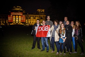 Licht-Aktion zum Mindestlohn, Pressefoto vor dem angestrahlten Reichstag