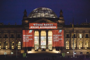 Licht-Aktion am Reichstag zum Mindestlohn