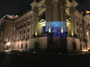 Beamer-Projektion am Reichstag für das Gesundheitspersonal in der Corona-Krise